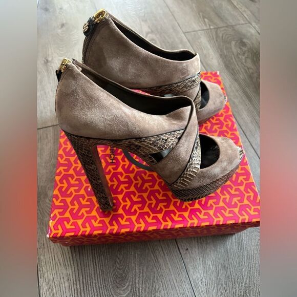 Tory Burch woman’s snake print high heels - Picture 4 of 8